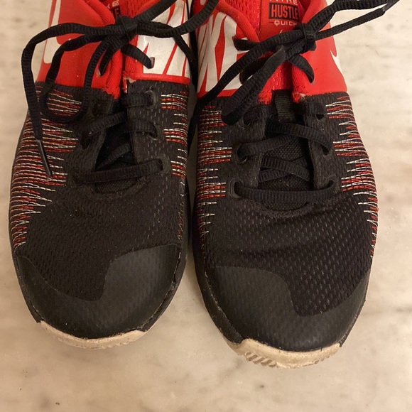 Nike Hustle Quick red black sneakers boys 6 - Picture 2 of 6